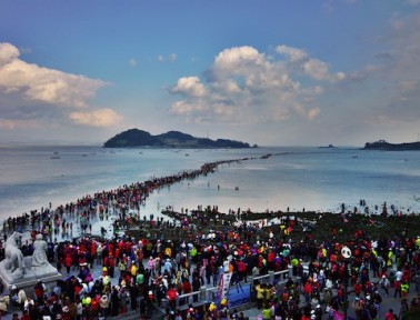 Parting the Jindo Sea